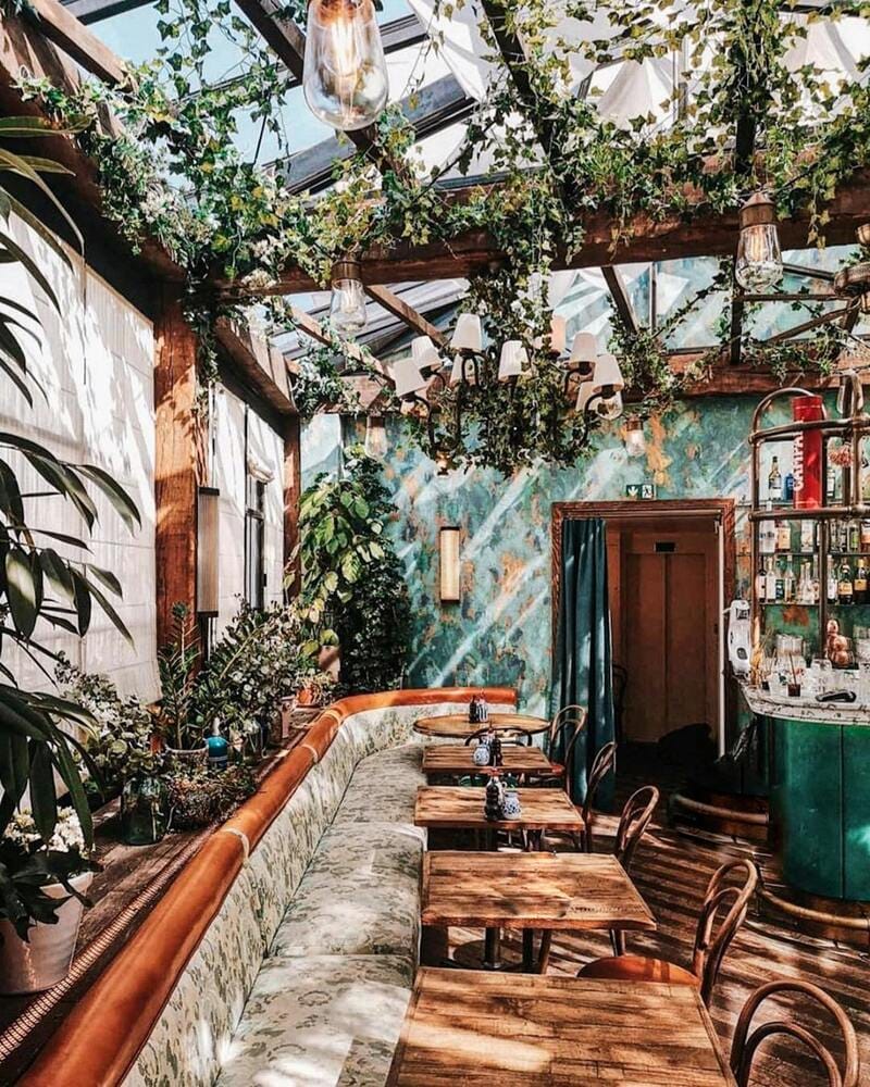 Ambiance de restaurant pour Pink Mamma